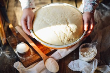 Hamur yoğurma baker görünümünü kapatın. Ev yapımı ekmek. Eller öncesi