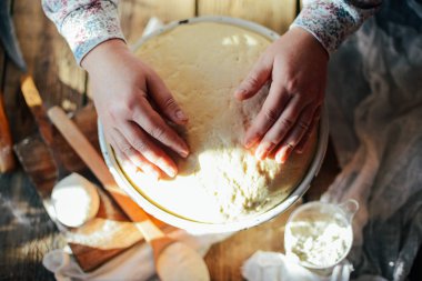 Hamur yoğurma baker görünümünü kapatın. Ev yapımı ekmek. Eller öncesi