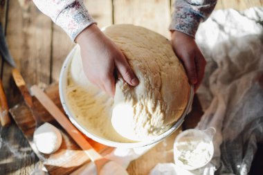 Hamur yoğurma baker görünümünü kapatın. Ev yapımı ekmek. Eller öncesi