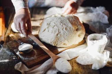 Hamur yoğurma baker görünümünü kapatın. Ev yapımı ekmek. Eller öncesi