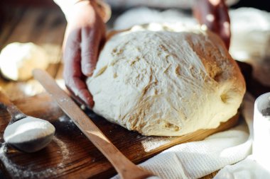 Hamur yoğurma baker görünümünü kapatın. Ev yapımı ekmek. Eller öncesi