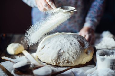 Hamur yoğurma baker görünümünü kapatın. Ev yapımı ekmek. Eller öncesi