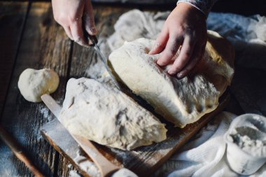 Hamur yoğurma baker görünümünü kapatın. Ev yapımı ekmek. Eller öncesi