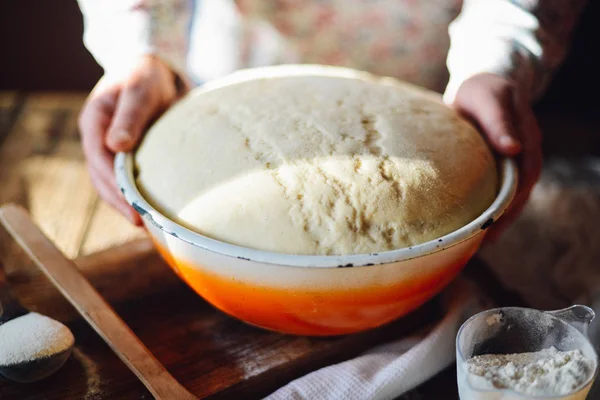 Закрыть вид на пекаря, смешивающего тесто. Домашний хлеб. Руки вперед — стоковое фото