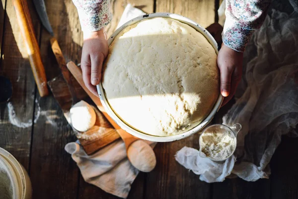 Vue rapprochée de la pâte à pétrir boulanger. Du pain fait maison. Mains en avant — Photo