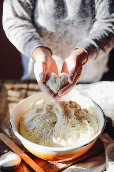 Vue rapprochée de la pâte à pétrir boulanger. Du pain fait maison. Mains en avant — Photo