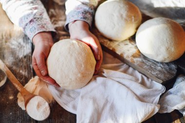 Hamur yoğurma baker görünümünü kapatın. Ev yapımı ekmek. Eller öncesi