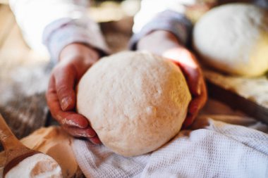 Hamur yoğurma baker görünümünü kapatın. Ev yapımı ekmek. Eller öncesi