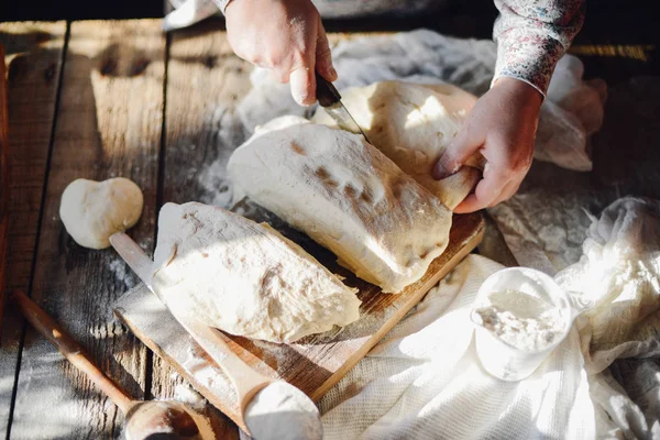 Vue rapprochée de la pâte à pétrir boulanger. Du pain fait maison. Mains en avant — Photo