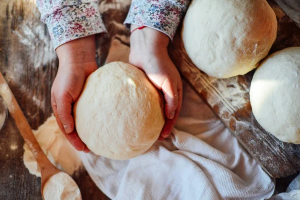 Закрыть вид на пекаря, смешивающего тесто. Домашний хлеб. Руки вперед — стоковое фото