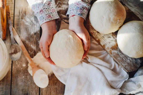 Hamur yoğurma baker görünümünü kapatın. Ev yapımı ekmek. Eller öncesi