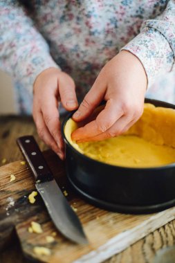 Hamur yoğurma baker görünümünü kapatın. Ev yapımı ekmek. Eller öncesi