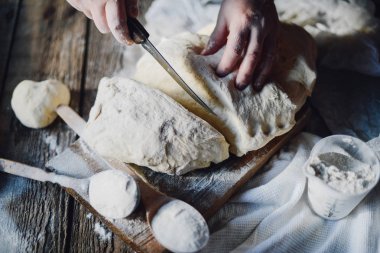Hamur yoğurma baker görünümünü kapatın. Ev yapımı ekmek. Eller öncesi