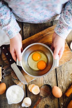 Hamur yoğurma baker görünümünü kapatın. Ev yapımı ekmek. Eller öncesi
