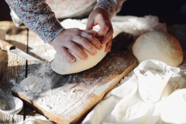 Hamur yoğurma baker görünümünü kapatın. Ev yapımı ekmek. Eller öncesi