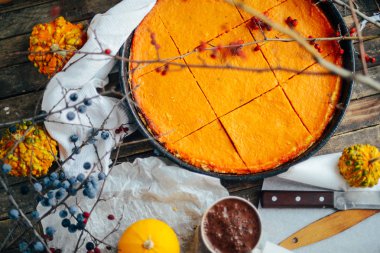 Antika ahşap masa üzerinde sonbahar dekorasyonları ile kabak pasta. PU