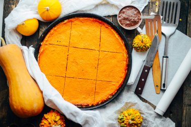 Antika ahşap masa üzerinde sonbahar dekorasyonları ile kabak pasta. PU