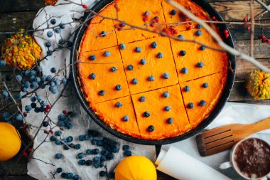 Antika ahşap masa üzerinde sonbahar dekorasyonları ile kabak pasta. PU