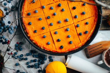 Antika ahşap masa üzerinde sonbahar dekorasyonları ile kabak pasta. PU