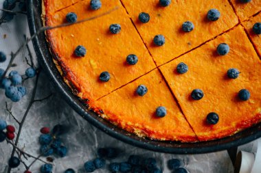 Antika ahşap masa üzerinde sonbahar dekorasyonları ile kabak pasta. PU