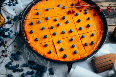 Antika ahşap masa üzerinde sonbahar dekorasyonları ile kabak pasta. PU