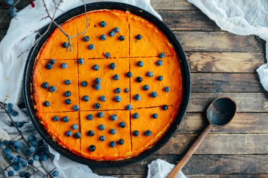 Antika ahşap masa üzerinde sonbahar dekorasyonları ile kabak pasta. PU