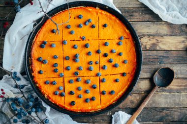 Antika ahşap masa üzerinde sonbahar dekorasyonları ile kabak pasta. PU
