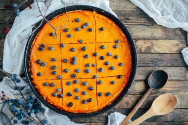 Antika ahşap masa üzerinde sonbahar dekorasyonları ile kabak pasta. PU