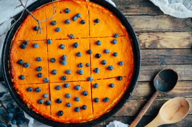 Antika ahşap masa üzerinde sonbahar dekorasyonları ile kabak pasta. PU