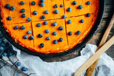 Antika ahşap masa üzerinde sonbahar dekorasyonları ile kabak pasta. PU