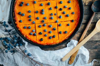 Antika ahşap masa üzerinde sonbahar dekorasyonları ile kabak pasta. PU