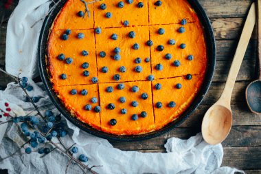 Antika ahşap masa üzerinde sonbahar dekorasyonları ile kabak pasta. PU