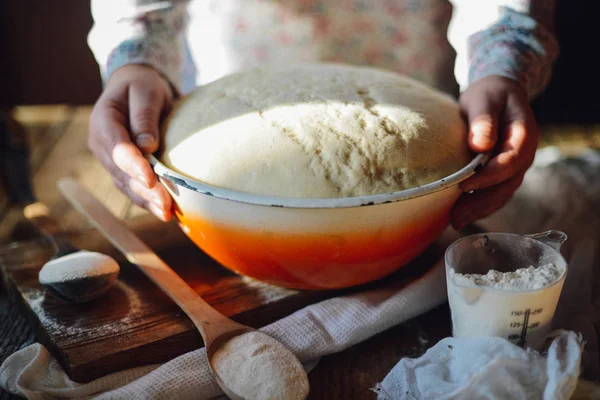 Nahaufnahme des Bäckers beim Kneten von Teig. hausgemachtes Brot. Hände voraus — Stockfoto