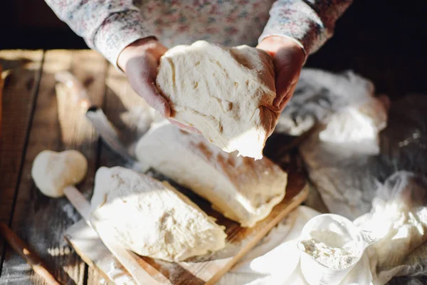 Vue rapprochée de la pâte à pétrir boulanger. Du pain fait maison. Mains en avant — Photo