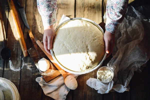 Nahaufnahme des Bäckers beim Kneten von Teig. hausgemachtes Brot. Hände voraus — Stockfoto