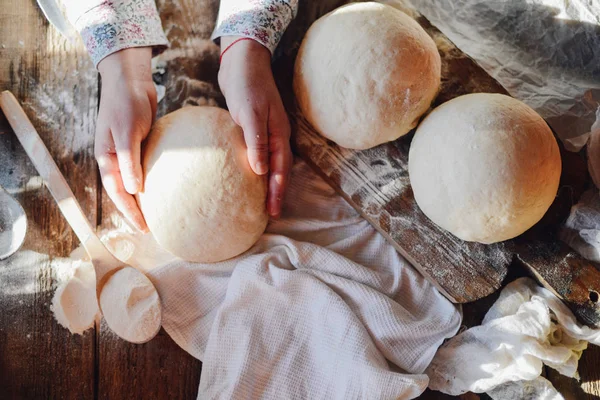 Vue rapprochée de la pâte à pétrir boulanger. Du pain fait maison. Mains en avant — Photo