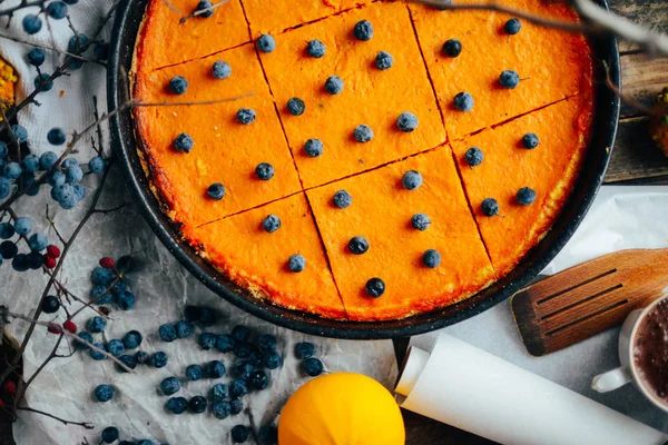 Antika ahşap masa üzerinde sonbahar dekorasyonları ile kabak pasta. PU