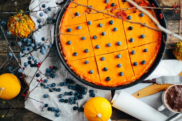 Antika ahşap masa üzerinde sonbahar dekorasyonları ile kabak pasta. PU