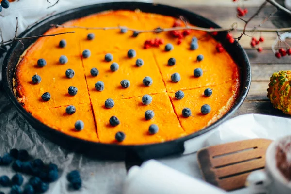 Antika ahşap masa üzerinde sonbahar dekorasyonları ile kabak pasta. PU