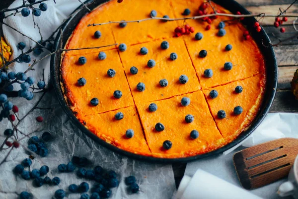 Antika ahşap masa üzerinde sonbahar dekorasyonları ile kabak pasta. PU