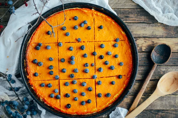 Antika ahşap masa üzerinde sonbahar dekorasyonları ile kabak pasta. PU