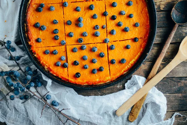 Antika ahşap masa üzerinde sonbahar dekorasyonları ile kabak pasta. PU