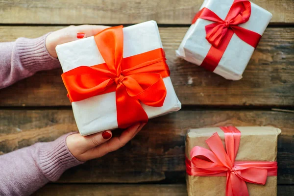 Aftelkalender voor Valentijnsdag-concept. Geschenk met rode strik op de houten backg — Stockfoto