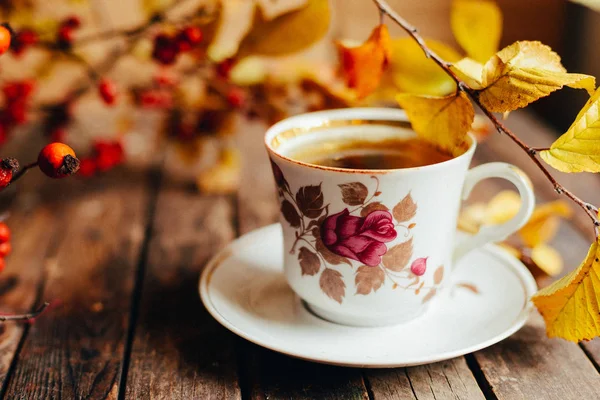 Té en el estilo rústico Chic. Fiesta del té. Té verde en una taza y — Foto de Stock