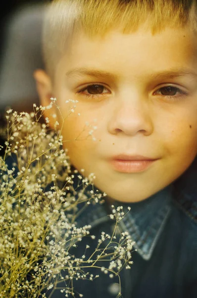 A cara feliz da criança. Retrato de um miúdo giro. menino com sh — Fotografia de Stock