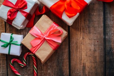 Sevgililer günü kavramı. Ahşap backgr üzerinde kırmızı fiyonklu hediye paketi