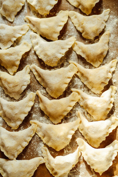 Изготовление пирогов с картофелем Вареники. Русская еда. Сельский
