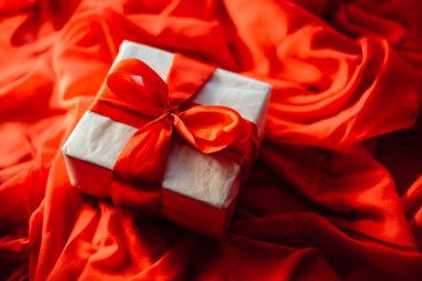 Sevgililer günü kavramı. Ahşap backgr üzerinde kırmızı fiyonklu hediye paketi