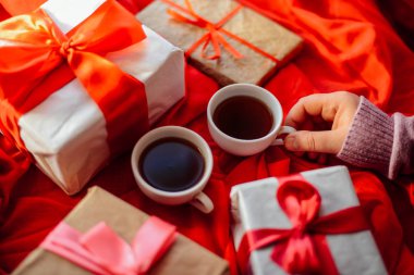 Sevgililer günü kavramı. Ahşap backgr üzerinde kırmızı fiyonklu hediye paketi