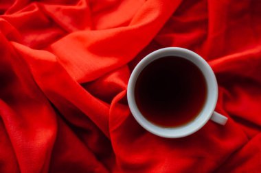 Sevgililer günü kavramı. Ahşap backgr üzerinde kırmızı fiyonklu hediye paketi